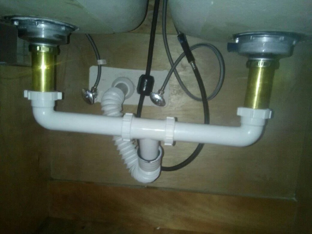 Técnico plomero trabajando instalando cespool en Querétaro